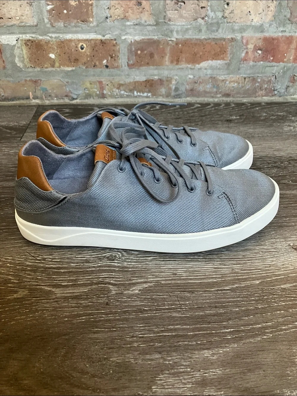 OluKai Lae'ahi Li    Gray Lace-Up Sneakers with Tan Accent